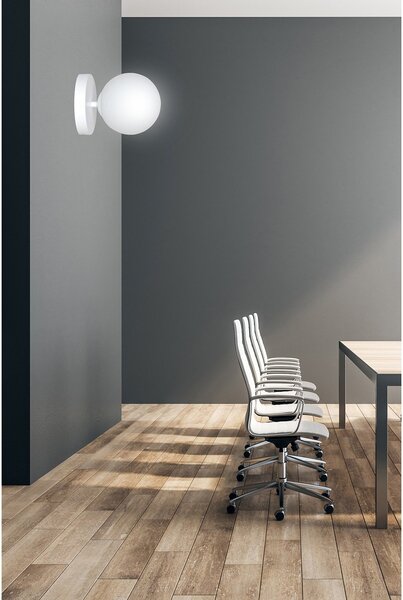 Applique A 1 Luce Hallador In Acciaio Bianco E Sfera In Vetro Opalino