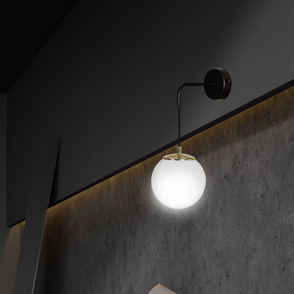 Applique Moderna 1 Luce Nu Kua Acciaio Nero E Oro E Vetro A Sfera Opale