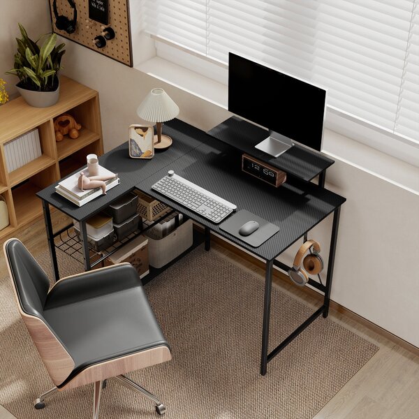 HOMCOM Scrivania gaming angolare, supporto per monitor, ripiano a rete regolabile, 114,5x82x91,5cm, Nero | Aosom Italy