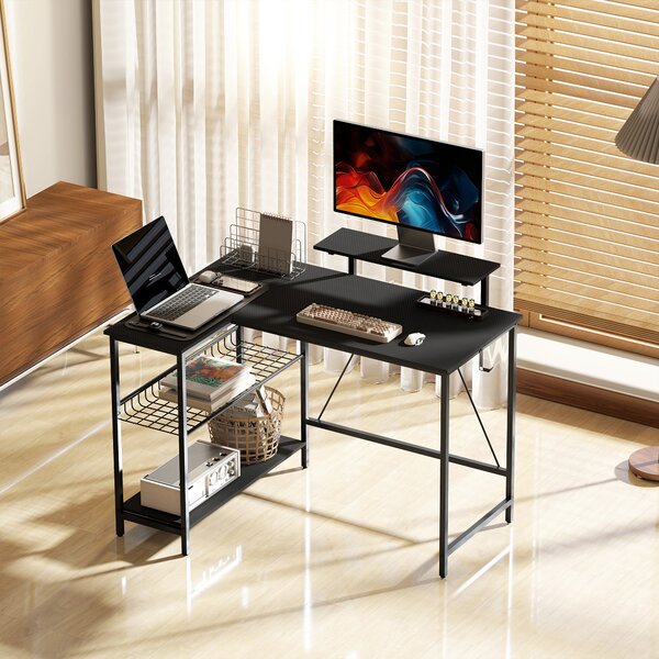 HOMCOM Scrivania gaming angolare, supporto per monitor, ripiano a rete regolabile, 114,5x82x91,5cm, Nero | Aosom Italy