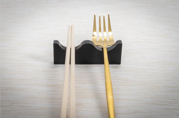Poggia Posate Serving, supporto per posate universale in plexiglass dimensioni 8x1,2 h 3 cm accoglie 2 posate colore nero