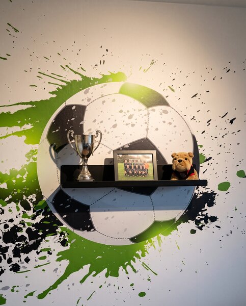 Carta da parati Pallone tra schizzi verdi, Calcio, Effetto 3D - Tapeko.it