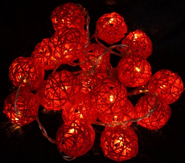 Catena luminosa a forma di sfera in rattan con 20 LED - Colore: rosso, Dimensioni: 6x6x250 cm, Categorie: Catene luminose