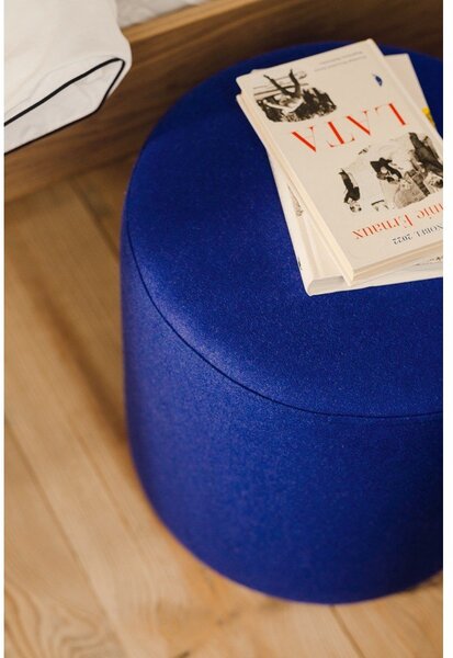Poggiapiedi blu con rivestimento in lana Folk – noo.ma
