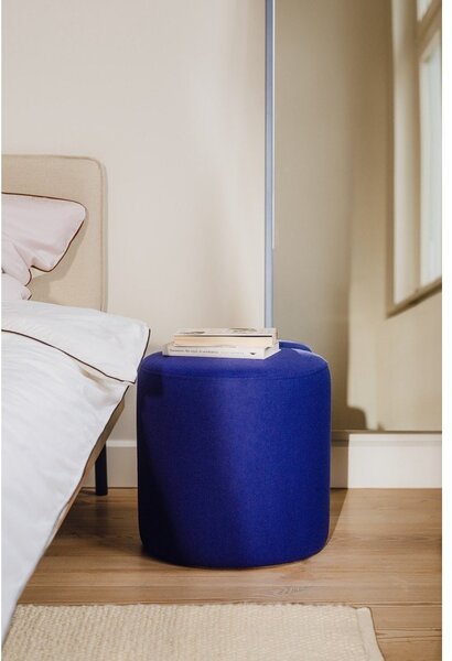 Poggiapiedi blu con rivestimento in lana Folk – noo.ma