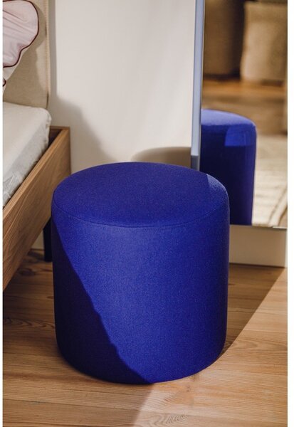 Poggiapiedi blu con rivestimento in lana Folk – noo.ma