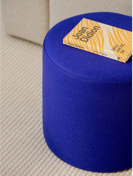 Poggiapiedi blu con rivestimento in lana Folk – noo.ma