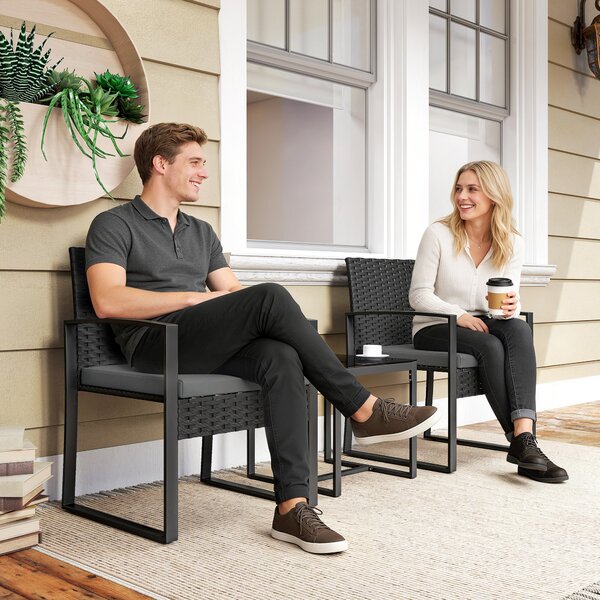 Outsunny Set bistro in rattan, set da giardino 3 pezzi con 2 sedie da giardino, tavolino, cuscini rimovibili grigio scuro | Aosom Italy