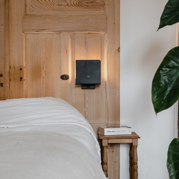 Applique moderna nera con connessione USB - Flero