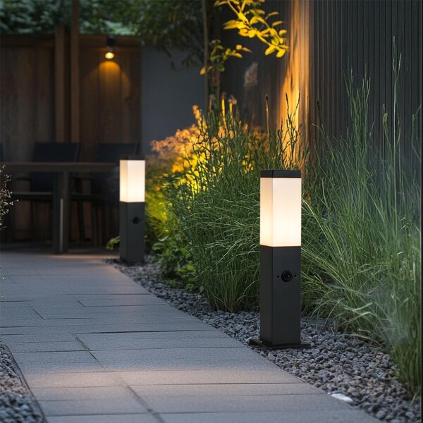 Lampada da esterno grigio scuro con vetro opale 45 cm IP44 con presa e sensore di movimento - Malios