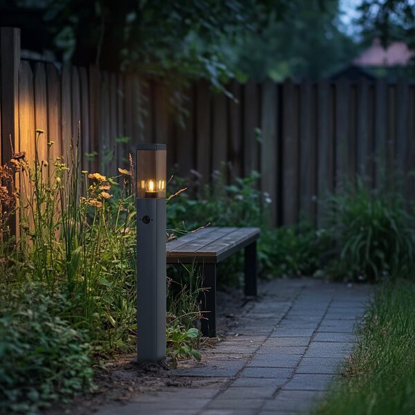 Lampada da esterno grigio scuro con vetro fumé 80cm IP44 con presa e sensore di movimento - Malios