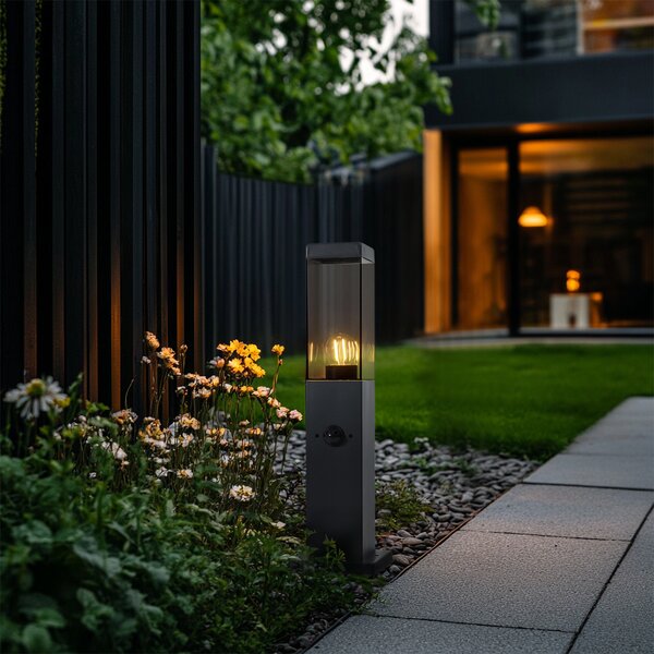 Lampada da esterno grigio scuro con vetro fumé 45cm IP44 con presa e sensore di movimento - Malios