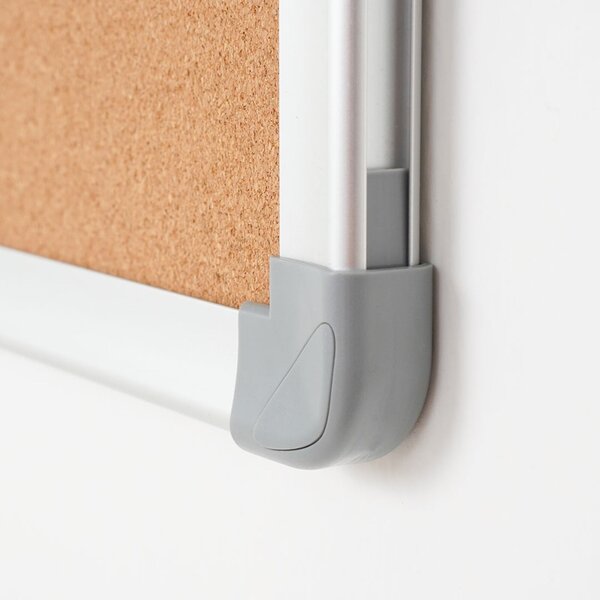 Lavagna in Sughero da Parete 90x60 cm, Cornice Alluminio Anodizzato Silver, Kit Fissaggio Incluso