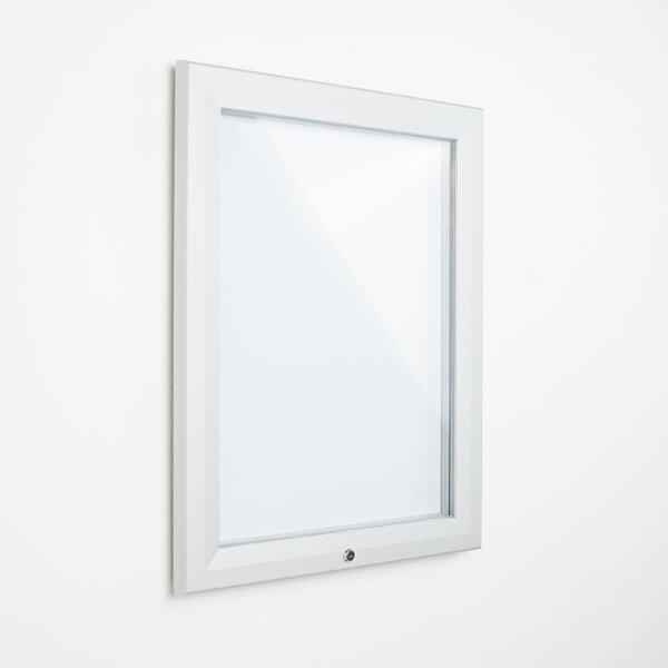 Bacheca da esterno CITY101 con anta in vetro temperato ESG, formato 4xA4, struttura in alluminio, certificata IP56
