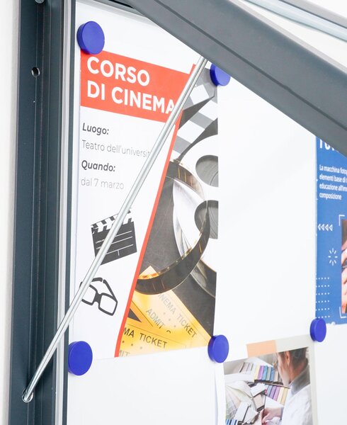 Bacheca per esterno certificata IP56 e ESG, formato 8xA4, alluminio RAL7016 antracite, apertura a ribalta