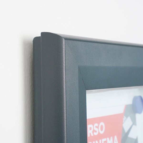 Bacheca per esterno certificata IP56 12xA4, alluminio antracite RAL7016, vetro temperato, apertura a ribalta