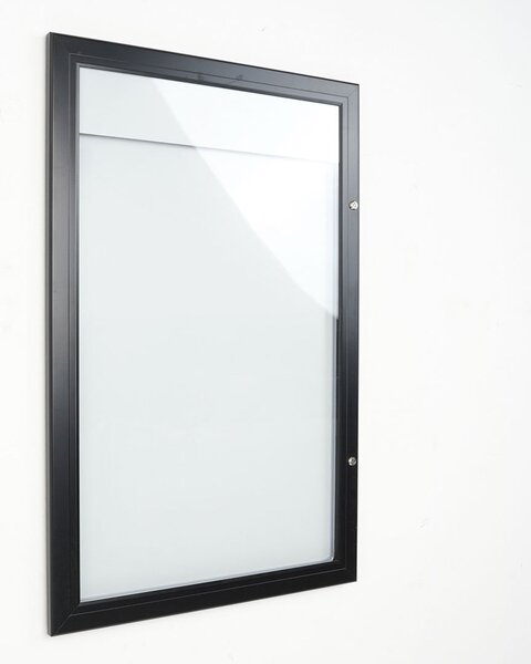 Bacheca per esterni formato 4xA4, profili in alluminio nero, anta in policarbonato e apertura a libro, 515x790x23 mm