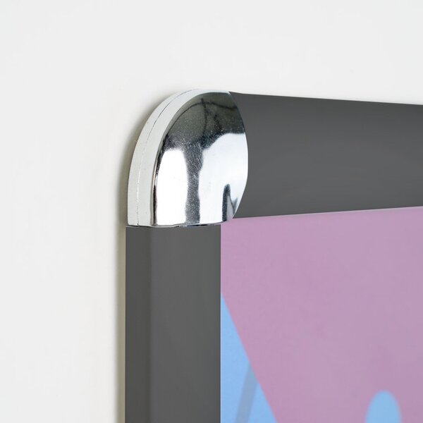 Cornice a scatto 50x70 cm in alluminio nero, profilo 25 mm, angoli tondi cromati e frontale PVC antiriflesso