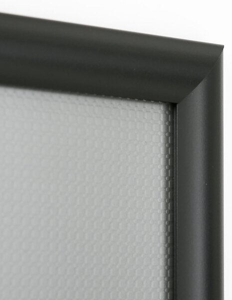 Cornice a scatto in alluminio nero RAL9005, profilo 25mm, angoli vivi, formato B1 70x100cm, PVC antiriflesso