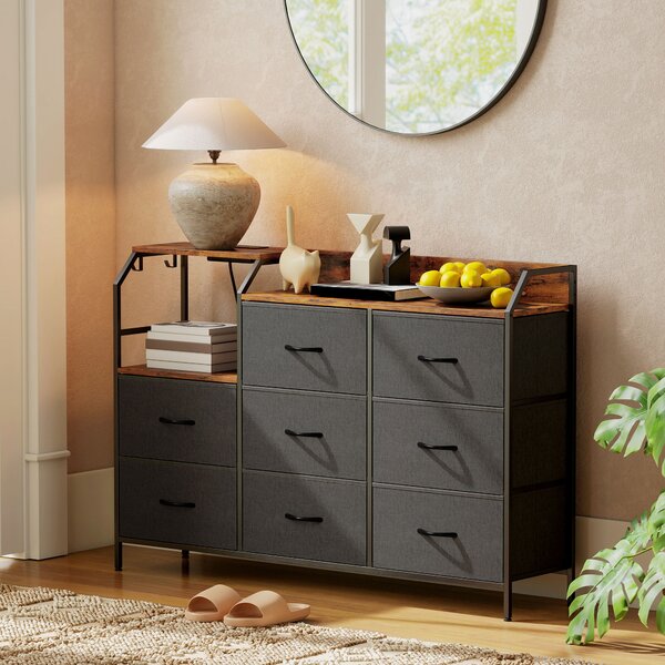 HOMCOM Cassettiera, con stazione di ricarica, 8 cassetti in tessuto, ripiano aperto, 130,5x30x88cm, Marrone | Aosom Italy