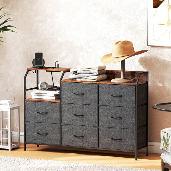 HOMCOM Cassettiera, con stazione di ricarica, 8 cassetti in tessuto, ripiano aperto, 130,5x30x88cm, Marrone | Aosom Italy