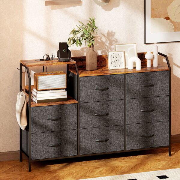 HOMCOM Cassettiera, con stazione di ricarica, 8 cassetti in tessuto, ripiano aperto, 130,5x30x88cm, Marrone | Aosom Italy