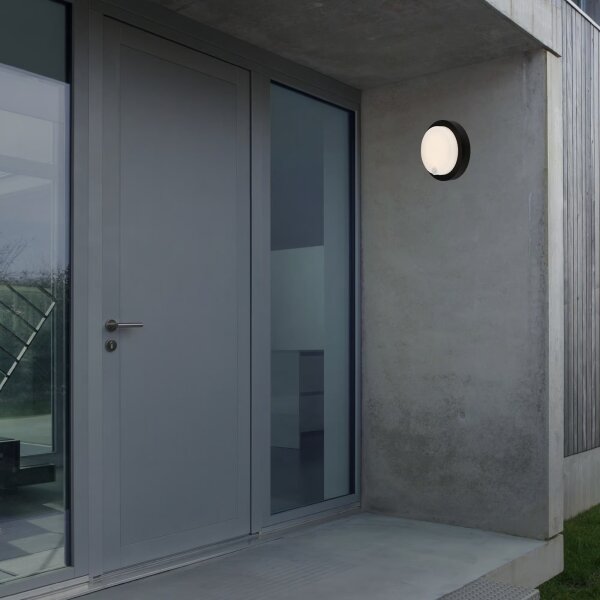 Brilo - Lampada da parete LED ricaricabile per esterni con sensore, 4W, 5V, batteria 4400 mAh, IP44, nera