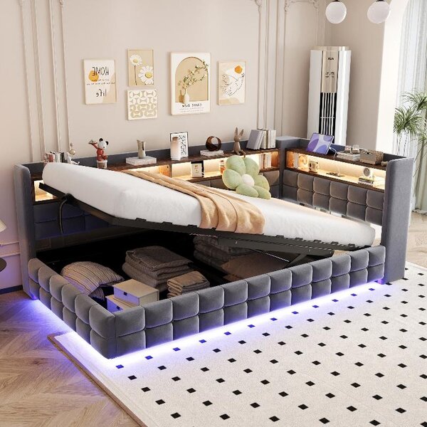 Divano letto 90x200 cm con vano contenitore a pistone idraulico, barra luminosa a LED, presa di corrente, porte USB e di tipo C, mensole in legno, rivestito in velluto color grigio scuro