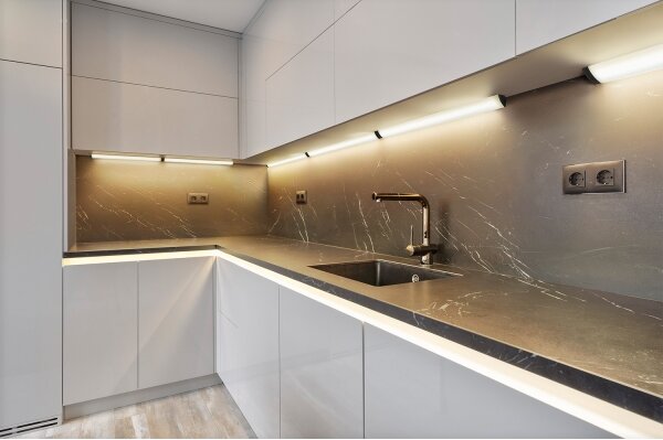 Osram-LED lampada sottopensile dimmerabile con sensore LINEAR ANGLE LED/7,5W/230V 55 cm nera