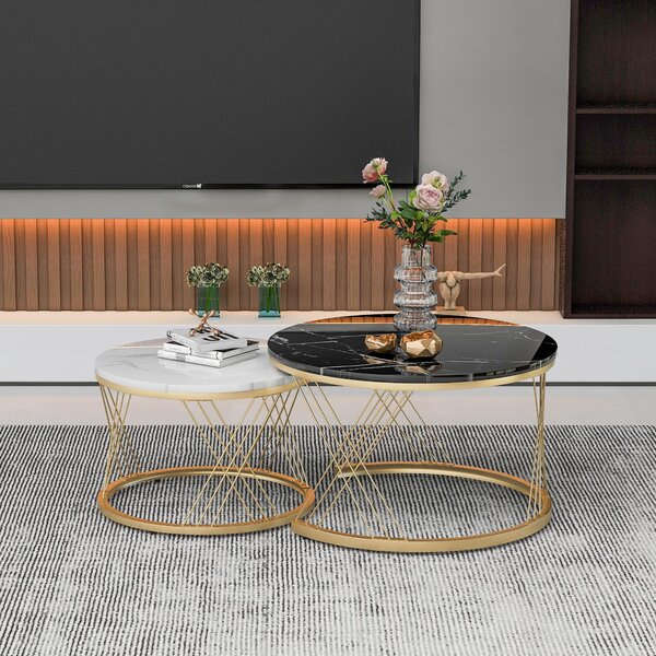 Set di due tavolini da caffè, forma rotonda, dimensioni 70x70x45 cm e 45x45x40 cm, realizzati in MDF con impiallacciatura effetto marmo, colore bianco e nero, design impilabile, struttura in metallo dorato