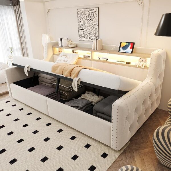 Divano letto 90x200 cm in velluto beige, con vano contenitore a sollevamento idraulico, illuminazione LED, ripiano portaoggetti, presa di corrente, porte USB e di tipo C, e rete a doghe