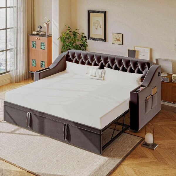 Divano letto 90x190 cm, estendibile a 180x190 cm, rivestito in velluto color grigio scuro, dotato di prese USB e di tipo C, vani portaoggetti integrati negli braccioli e rete a listelli