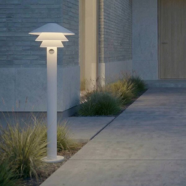 Lampione a LED Lucande Montaro, 110 cm, bianco, con sensore Montaro, Bianco / Opale, Alluminio, Moderno