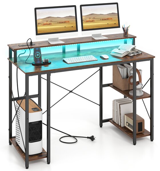 Costway Scrivania per computer con stazione di ricarica e luci mensola ripiani reversibili, Tavolo pc per studio e gaming in legno e acciaio Marrone