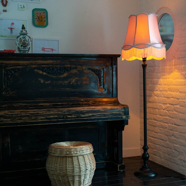 Lampada da terra nera con paralume a forma di Granny color crema - Classico