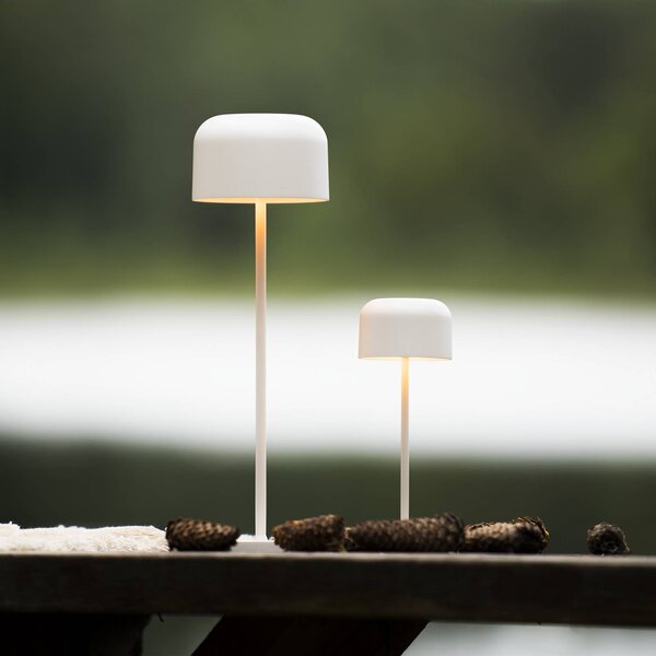 Konstsmide Lampada LED da tavolo ricaricabile Lille, altezza 20 cm, bianca, IP54, USB dimmerabile, Bianco / Opale, Soggiorno / Sala da pranzo, Alluminio, Moderno