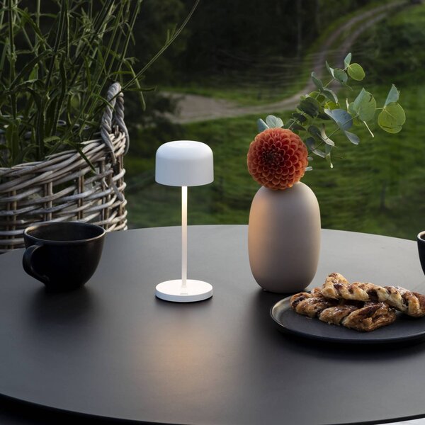 Konstsmide Lampada LED da tavolo ricaricabile Lille, altezza 20 cm, bianca, IP54, USB dimmerabile, Bianco / Opale, Soggiorno / Sala da pranzo, Alluminio, Moderno