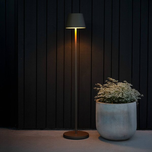 Konstsmide Lampada LED da pavimento ricaricabile Pomezia, nera, 124 cm, IP54, USB dimmerabile, Nero, Soggiorno / Sala da pranzo, Alluminio, Moderno
