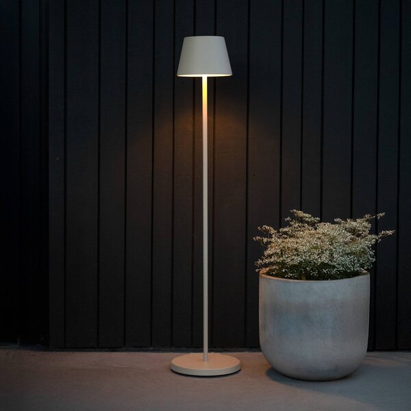Konstsmide Lampada LED da pavimento ricaricabile Pomezia, color sabbia, 124 cm, IP54, USB dimmerabile, Crema / Ambra, Soggiorno / Sala da pranzo, Alluminio, Moderno