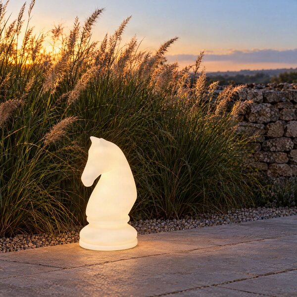 Lampada LED da terra Lucande Gambi, figura degli scacchi “Cavallo”, CCT IP44 Gambi Lucande, dimmerabile, Bianco / Opale, Plastica, Design