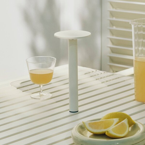 HAY Lampada LED da tavolo ricaricabile HOST PORTABLE, bianco crema, 22 cm IP44 dimmerabile, Crema / Ambra, Soggiorno / Sala da pranzo, Alluminio, Moderno