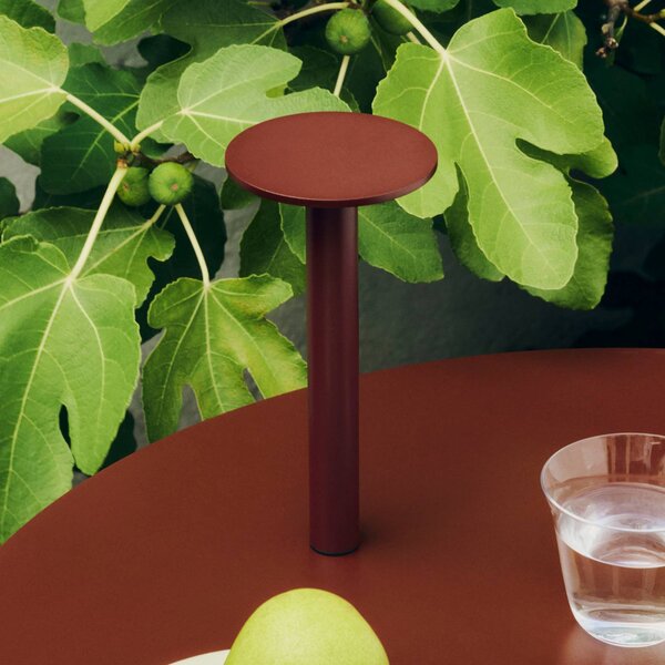 HAY Lampada LED da tavolo ricaricabile HOST PORTABLE, rosso ruggine, 22 cm, IP44 dimmerabile, Rosso, Soggiorno / Sala da pranzo, Alluminio, Moderno