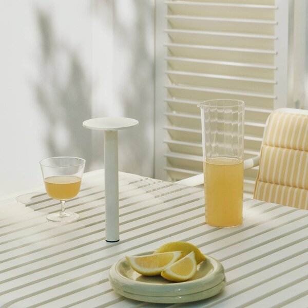 HAY Lampada LED da tavolo ricaricabile HOST PORTABLE, bianco crema, 22 cm IP44 dimmerabile, Crema / Ambra, Soggiorno / Sala da pranzo, Alluminio, Moderno