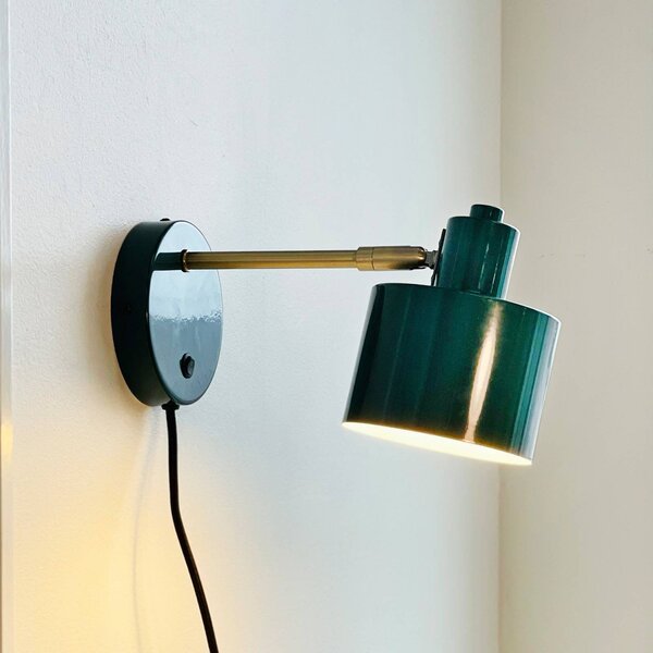 Dyberg Larsen Applique Ocean, verde scuro, sporgenza 30 cm Ocean, Verde, Soggiorno / Sala da pranzo, Metallo, Design