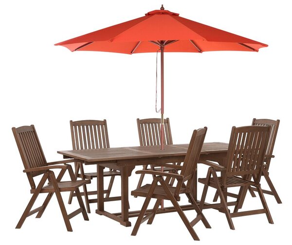 Set da giardino con 6 sedie in legno di acacia marrone scuro con schienale regolabile pieghevole in stile rustico con ombrellone rosso Beliani