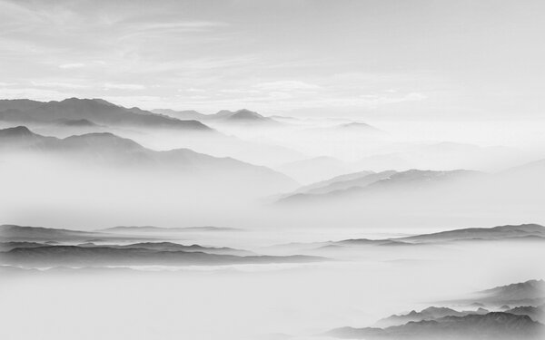Carta da parati Vista delle montagne grigie nella nebbia minimalismo monocromatico, Carta da parati Natura, u96922 : Uwalls.it