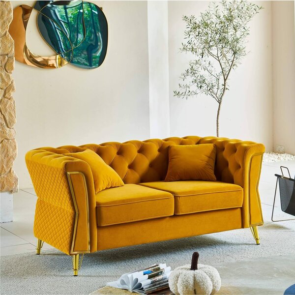 Divano due posti ocra con gambe dorate Rivestimento in Velluto Trapuntato Dimensioni 162x73xh 86 cm colore giallo senape