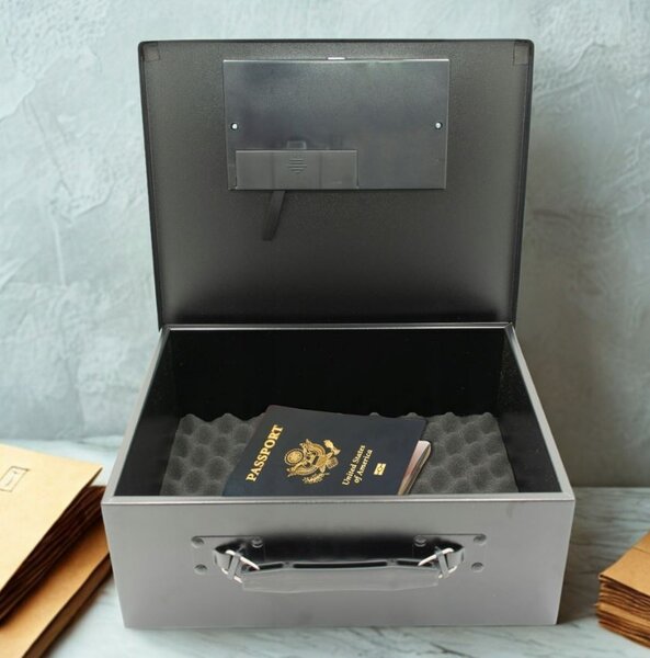 Cassaforte con codice PIN e chiave
