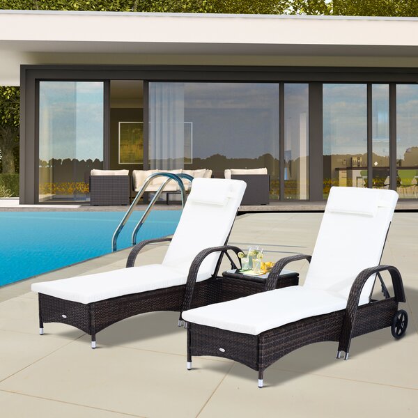 Outsunny Set Relax Sedie Tavolino in Rattan 3pz 2 Lettini a Sdraio Reclinabili Imbottiti con Rotelle e Tavolino, Marrone|Aosom