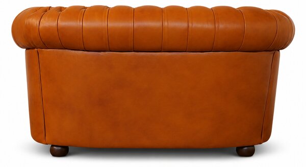 Divano 2 Posti Chesterfield Medium Pelle Primo Fiore Whisky Buckingham - Design Iconico